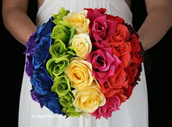 bouquet di rose per matrimonio a tema arcobaleno