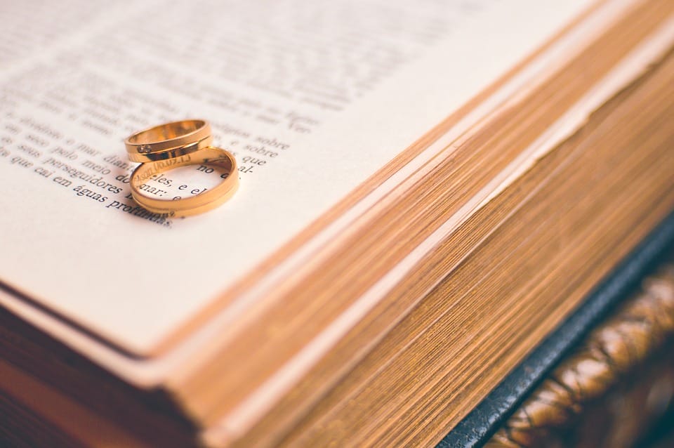 Tutto quello che volevi sapere sulle partecipazioni di matrimonio: come scriverle, come consegnarle, cosa indicare.