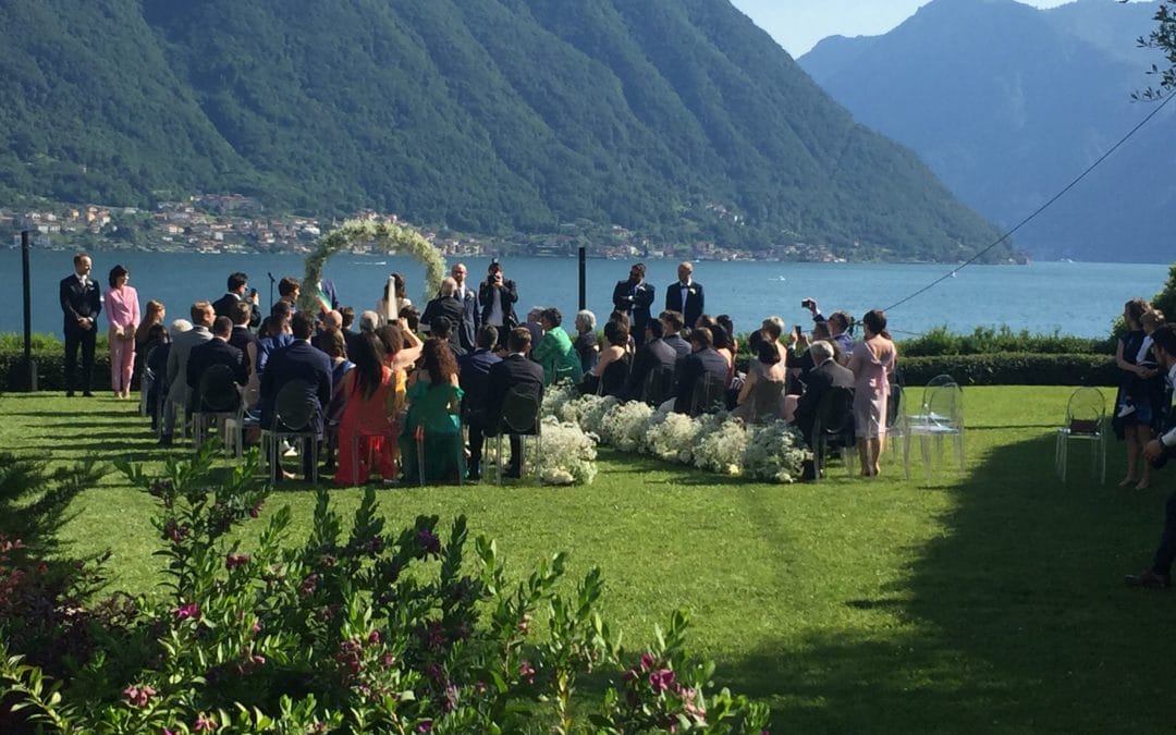 Matrimonio sul lago di Como con dettagli in plexiglass e argento