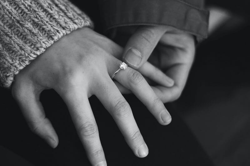 fidanzati e anello diamante di fidanzamento
